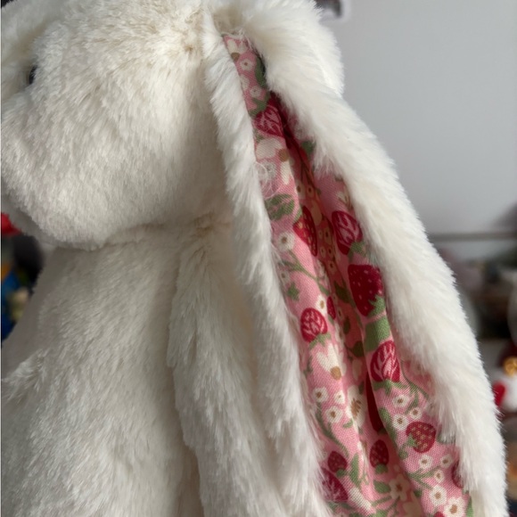 NWT BLOSSOM CREAM BUNNY ‘BERRY’ JELLYCAT - Picture 2 of 4